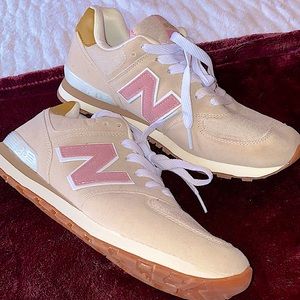 NEW BALANCE size 8 sneaker NEW NOT USED